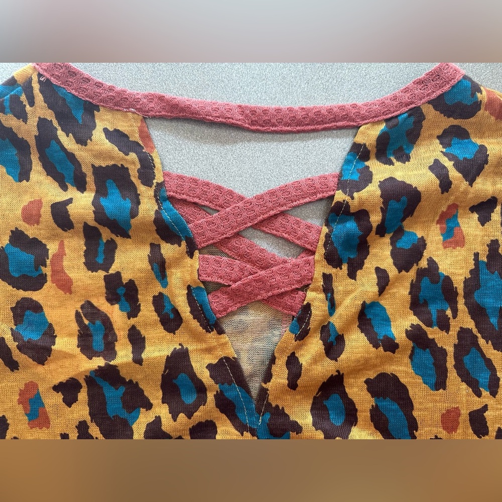 Umgee Leopard print Top - NWT - Picture 3 of 8